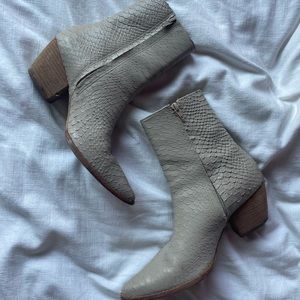 MATISSE TAN BOOTIE- lightly worn size 9